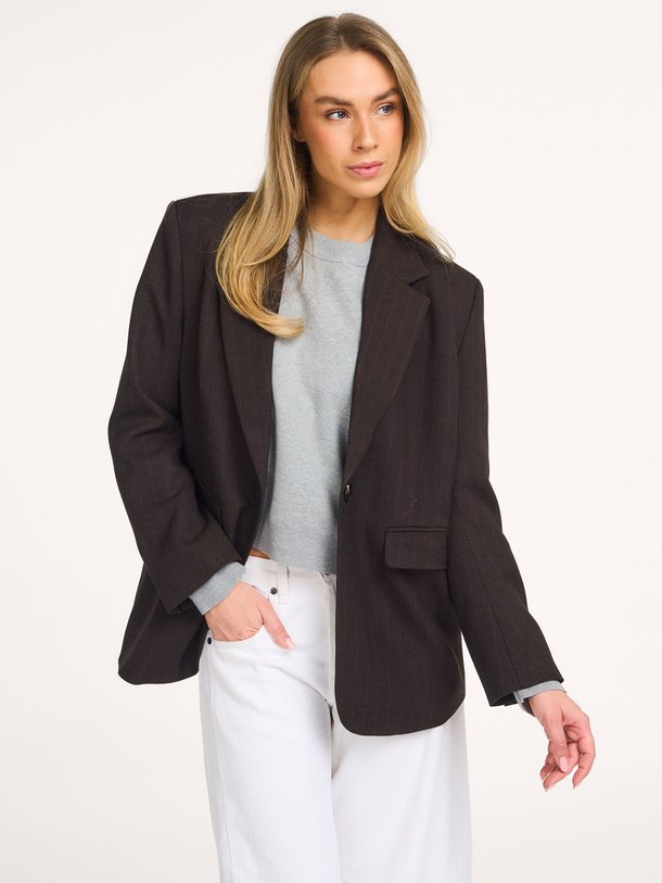 Ontdek de Gaby geweven blazer met krijtstreep van Neo Noir in de kleur Donkerbruin bij Orangebag. Op werkdagen voor 21:45 besteld, morgen in huis.