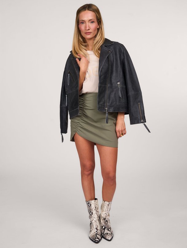 Ontdek de Refined viscosemix mini rok van Iben in de kleur groen bij Orangebag. Op werkdagen voor 21:45 besteld, morgen in huis.