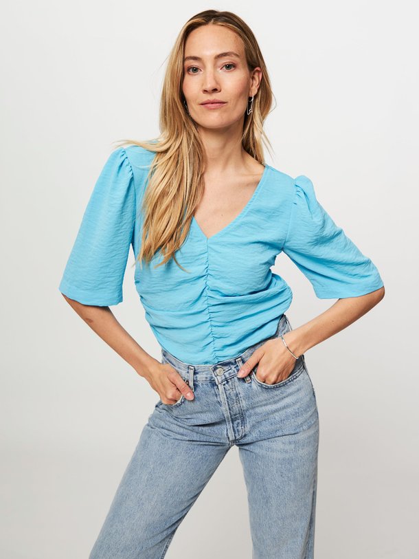 Ontdek de Totte geweven top van Modstrom in de kleur blauw bij Orangebag. Op werkdagen voor 21:45 besteld, morgen in huis.