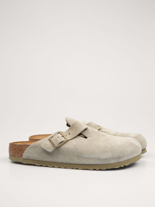 Ontdek de Boston suéde instappers van Birkenstock in de kleur lichtgroen bij Orangebag. Op werkdagen voor 21:45 besteld, morgen in huis.