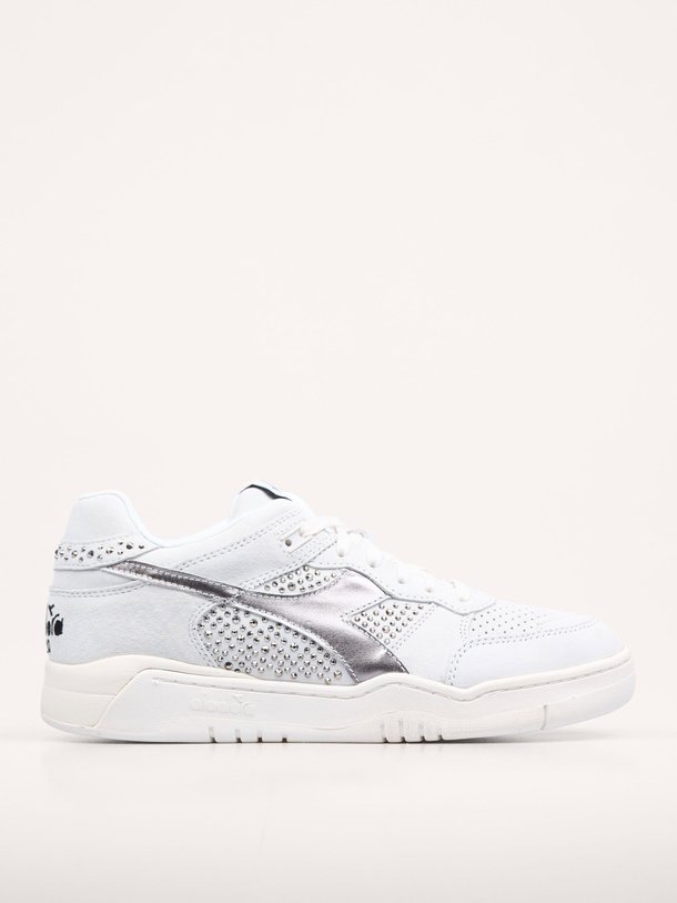 Ontdek de B.560 suède sneakers met studs van Diadora in de kleur wit bij Orangebag. Op werkdagen voor 21:45 besteld, morgen in huis.