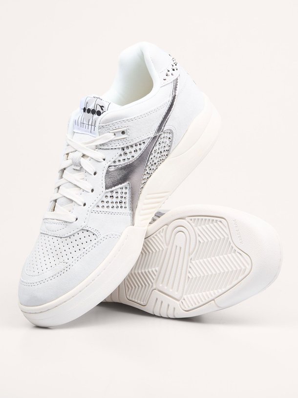 Ontdek de B.560 suède sneakers met studs van Diadora in de kleur wit bij Orangebag. Op werkdagen voor 21:45 besteld, morgen in huis.