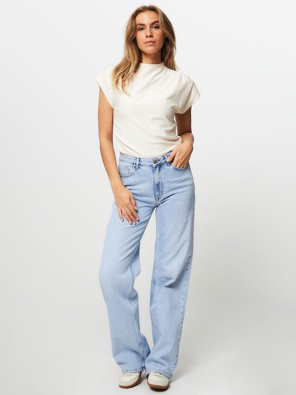 Ontdek de Rifa eco vero viscose top van Gestuz in de kleur wit bij Orangebag. Op werkdagen voor 21:45 besteld, morgen in huis.