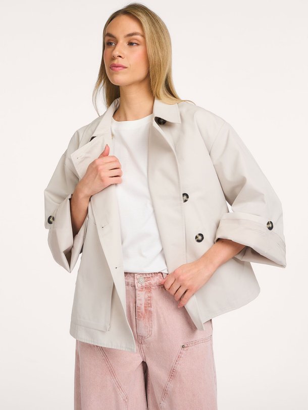 Ontdek de Agatha katoenmix trenchcoat van Sofie Schnoor in de kleur Zand bij Orangebag. Op werkdagen voor 21:45 besteld, morgen in huis.