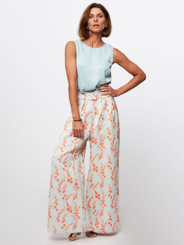 Ontdek de Donny viscosemix palazzo met dessin van Nathalie Vleeschouwer in de kleur lichtblauw bij Orangebag. Op werkdagen voor 21:45 besteld, morgen in huis.