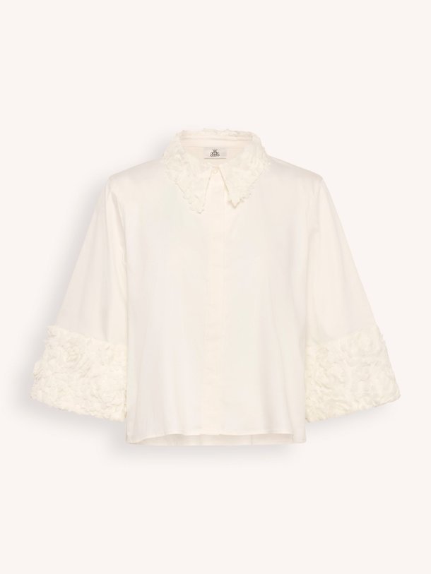 Ontdek de Cleo katoenmix blouse van Karen By Simonsen in de kleur Off-white bij Orangebag. Op werkdagen voor 21:45 besteld, morgen in huis.