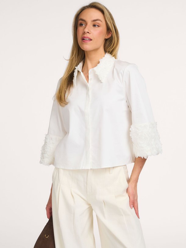 Ontdek de Cleo katoenmix blouse van Karen By Simonsen in de kleur Off-white bij Orangebag. Op werkdagen voor 21:45 besteld, morgen in huis.