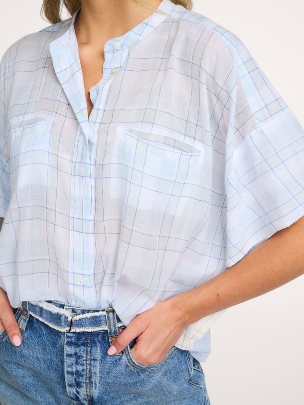 Ontdek de Cloe katoenen geruite blouse van Bellerose in de kleur Lichtblauw bij Orangebag. Op werkdagen voor 21:45 besteld, morgen in huis.