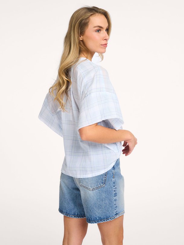 Ontdek de Cloe katoenen geruite blouse van Bellerose in de kleur Lichtblauw bij Orangebag. Op werkdagen voor 21:45 besteld, morgen in huis.