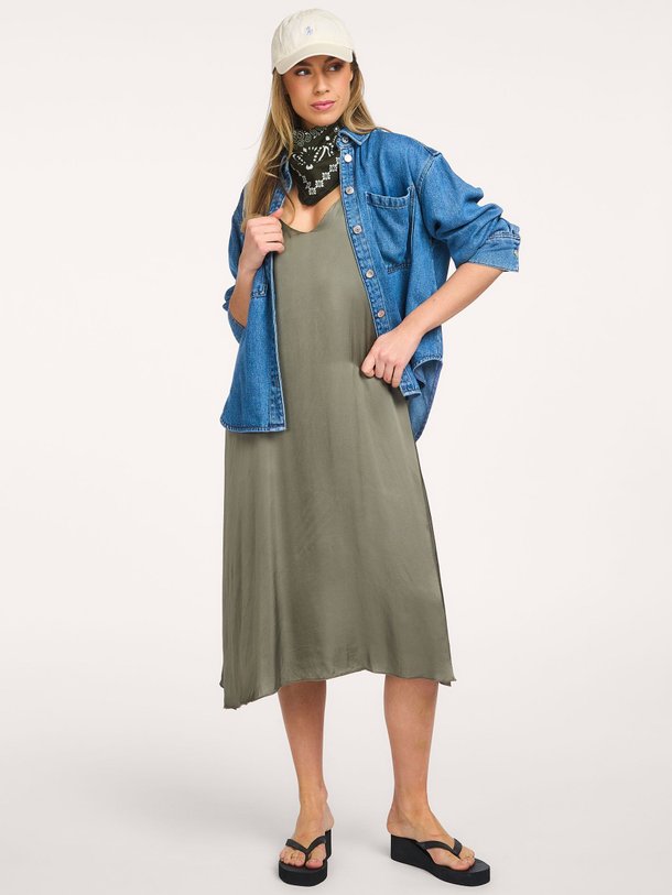 Ontdek de Bovalow viscose jurk van American Vintage in de kleur Groen bij Orangebag. Op werkdagen voor 21:45 besteld, morgen in huis.