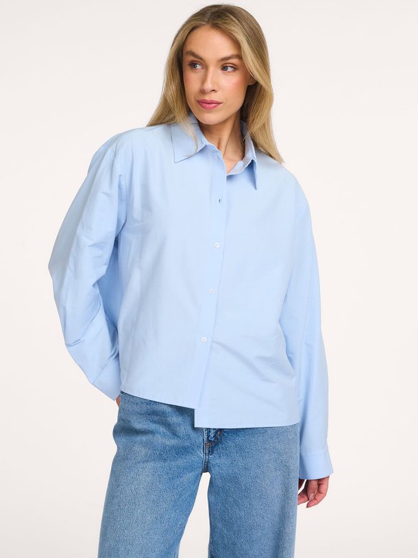 Ontdek de Marlon katoenmix blouse van Club L`avenir in de kleur Lichtblauw bij Orangebag. Op werkdagen voor 21:45 besteld, morgen in huis.