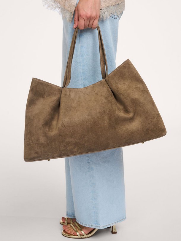 Ontdek de Suède schoudertas van Elleme in de kleur Taupe bij Orangebag. Op werkdagen voor 21:45 besteld, morgen in huis.
