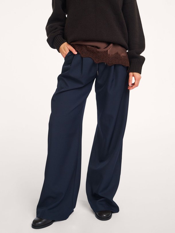 Ontdek de Michelle geweven pantalon van Haute L'Amitié in de kleur Donkerblauw bij Orangebag. Op werkdagen voor 21:45 besteld, morgen in huis.