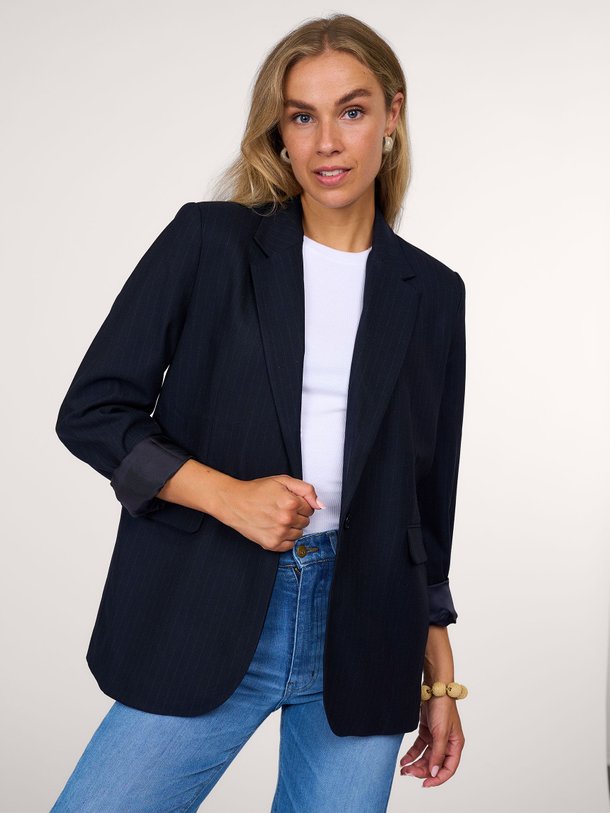 Ontdek de Jill viscosemix blazer met krijtstreep van By-Bar in de kleur donkerblauw bij Orangebag. Op werkdagen voor 21:45 besteld, morgen in huis.