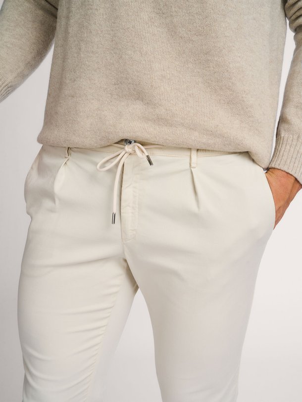 Ontdek de Sportcord lyocell/katoen mix chino van Profuomo in de kleur ecru bij Orangebag. Op werkdagen voor 21:45 besteld, morgen in huis.