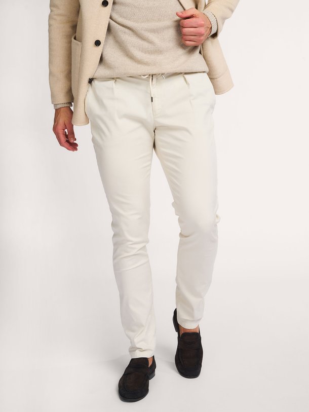 Ontdek de Sportcord lyocell/katoen mix chino van Profuomo in de kleur ecru bij Orangebag. Op werkdagen voor 21:45 besteld, morgen in huis.