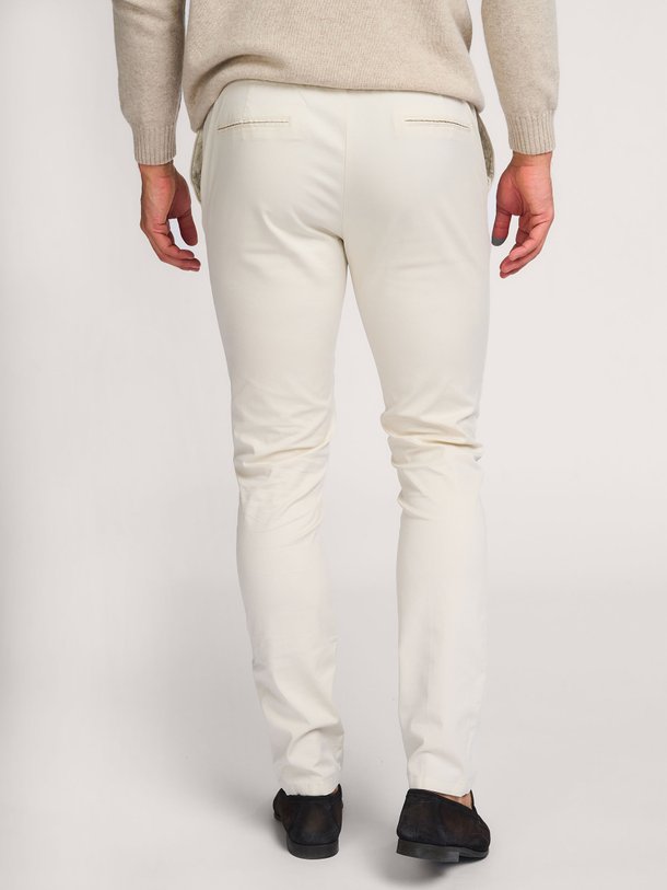 Ontdek de Sportcord lyocell/katoen mix chino van Profuomo in de kleur ecru bij Orangebag. Op werkdagen voor 21:45 besteld, morgen in huis.