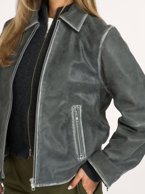 Modstrom Nima lederen jas - Antraciet Ontdek de Nima lederen jas van Modstrom in de kleur Antraciet bij Orangebag. Op werkdagen voor 21:45 besteld, morgen in huis.