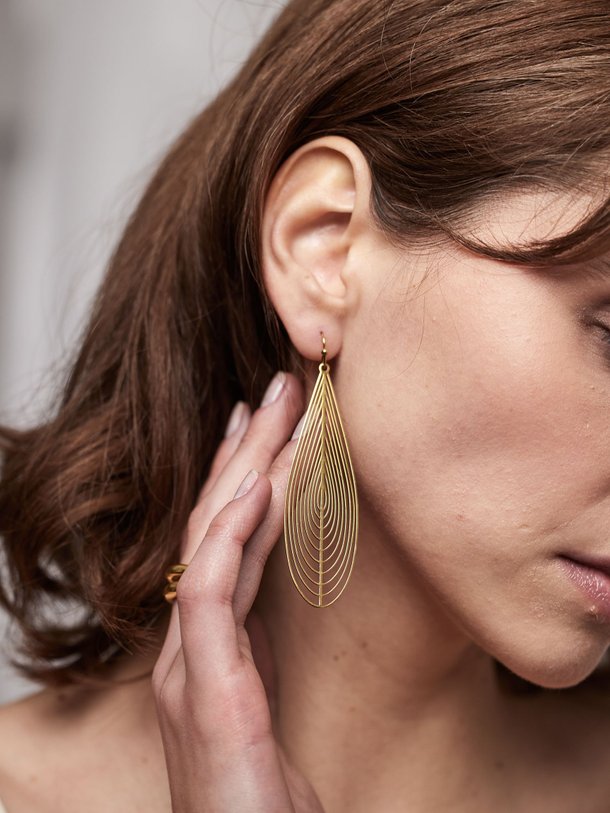 Ontdek de Vergulde oorhangers van Ellen Beekmans in de kleur Goudkleur bij Orangebag. Op werkdagen voor 21:45 besteld, morgen in huis.