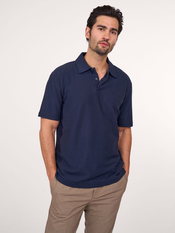 Ontdek de Sakvistbro katoenmix polo van Samsoe Samsoe in de kleur donkerblauw bij Orangebag. Op werkdagen voor 21:45 besteld, morgen in huis.