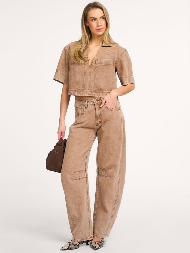 Ontdek de Drew denim top van Haute L'Amitié in de kleur Camel bij Orangebag. Op werkdagen voor 21:45 besteld, morgen in huis.