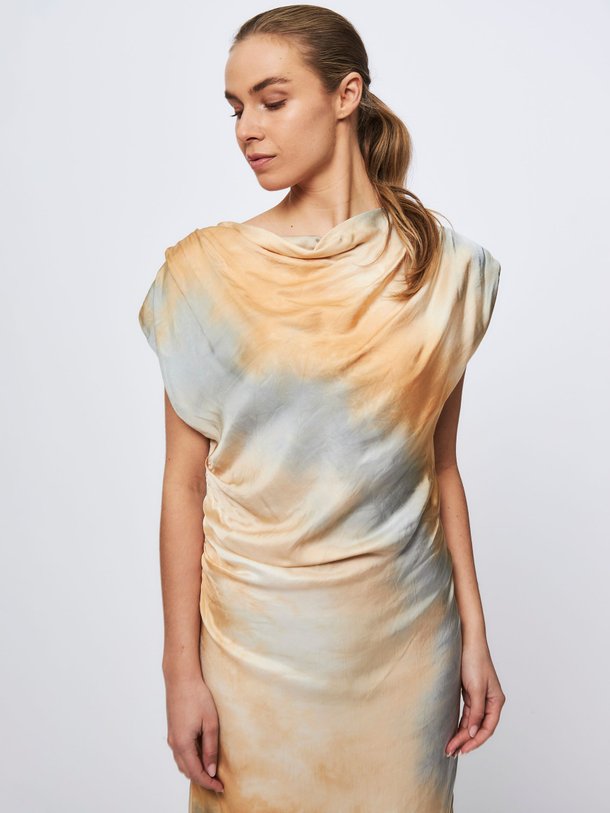 Ontdek de Emma viscosemix jurk met dessin van Graumann in de kleur zand bij Orangebag. Op werkdagen voor 21:45 besteld, morgen in huis.