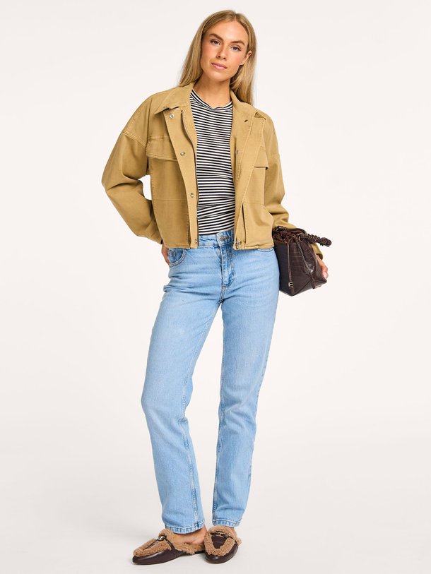 Ontdek de NO 04 high waist straight fit jeans van Baum und Pferdgarten in de kleur lichtblauw bij Orangebag. Op werkdagen voor 21:45 besteld, morgen in huis.