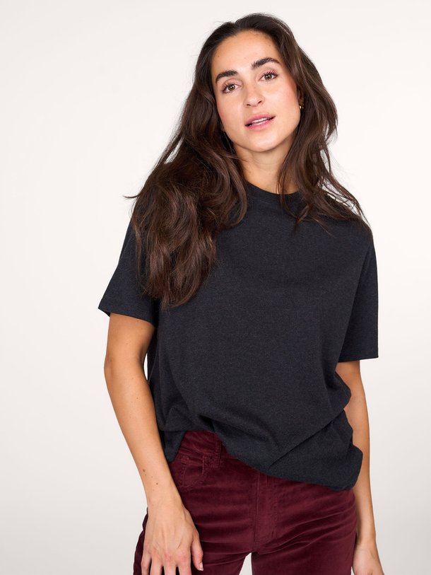 Ontdek de M406 Organic cotton T-shirt van Majestic Filatures in de kleur nearly black bij Orangebag. Op werkdagen voor 21:45 besteld, morgen in huis.