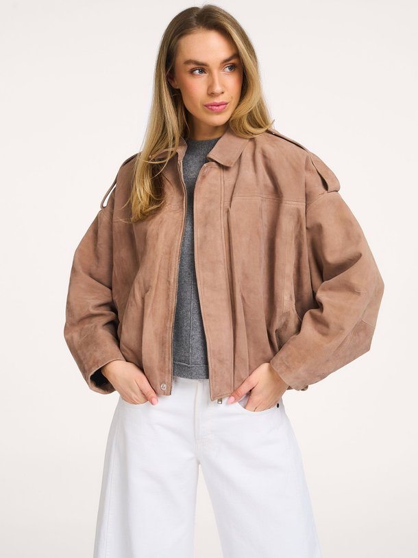 Ontdek de Meghan suède jack van Alter Ego in de kleur Zand bij Orangebag. Op werkdagen voor 21:45 besteld, morgen in huis.