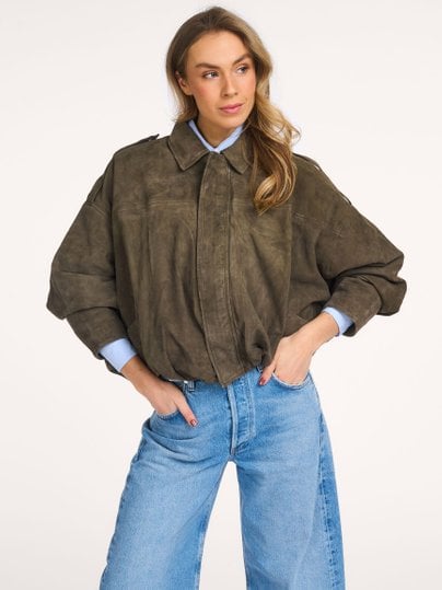 Alter Ego Meghan suède jas - Olijfgroen Ontdek de Meghan suède jas van Alter Ego in de kleur Olijfgroen bij Orangebag. Op werkdagen voor 21:45 besteld, morgen in huis.