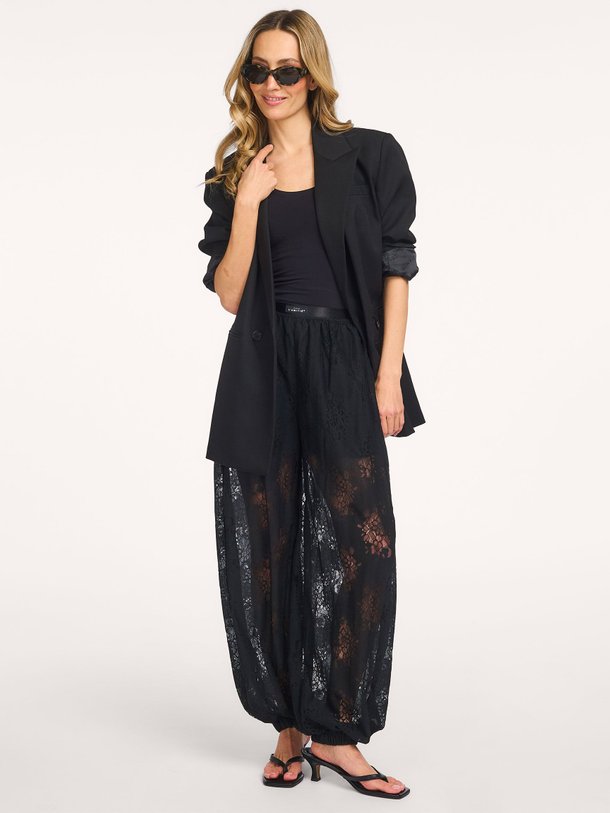 Ontdek de Bella katoenmix kanten harem broek van Haute L'Amitié in de kleur Zwart bij Orangebag. Op werkdagen voor 21:45 besteld, morgen in huis.