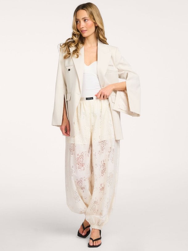 Ontdek de Bella katoenmix kanten harem broek van Haute L'Amitié in de kleur Off-white bij Orangebag. Op werkdagen voor 21:45 besteld, morgen in huis.