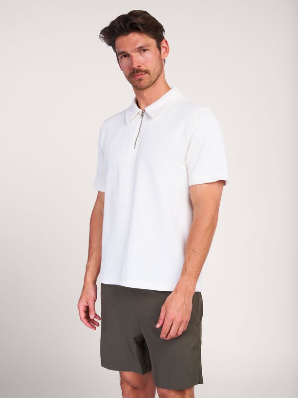 Ontdek de Saolli katoenmix polo van Samsoe Samsoe in de kleur crème bij Orangebag. Op werkdagen voor 21:45 besteld, morgen in huis.