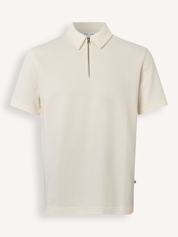 Ontdek de Saolli katoenmix polo van Samsoe Samsoe in de kleur crème bij Orangebag. Op werkdagen voor 21:45 besteld, morgen in huis.