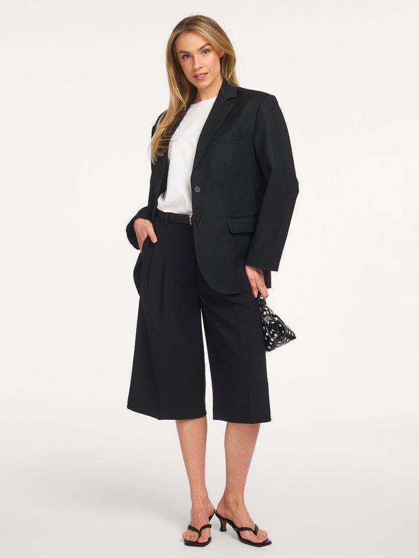 Ontdek de Flore geweven bermuda short van Second Female in de kleur Zwart bij Orangebag. Op werkdagen voor 21:45 besteld, morgen in huis.