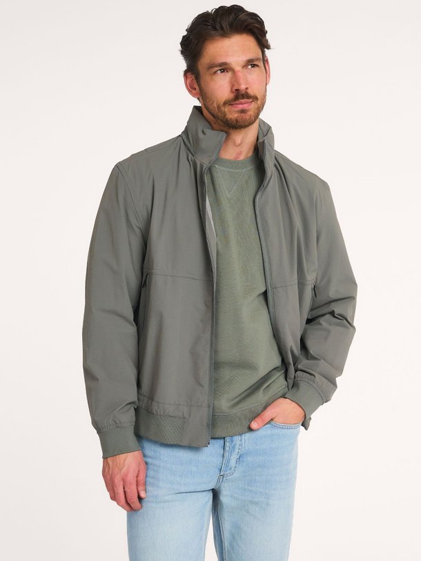 Ontdek de Okri geweven jack van Boss in de kleur Grijsgroen bij Orangebag. Op werkdagen voor 21:45 besteld, morgen in huis.