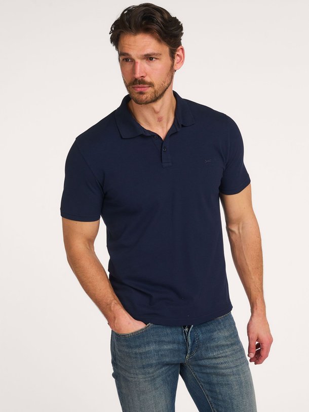 Ontdek de Lupo katoenmix piqué polo van Denham in de kleur Donkerblauw bij Orangebag. Op werkdagen voor 21:45 besteld, morgen in huis.