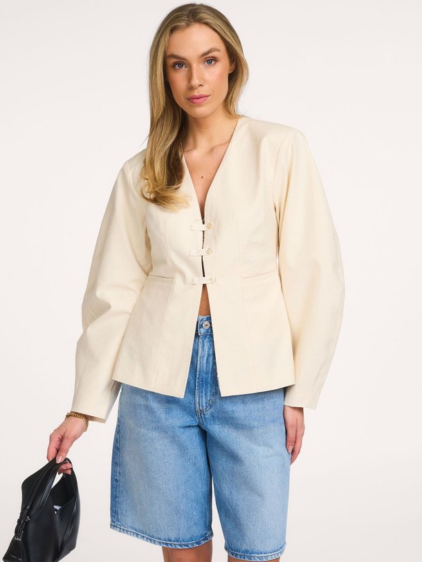 Ontdek de Emery, katoenmix blazer van Karen By Simonsen bij Orangebag. Op werkdagen voor 21:45 besteld, morgen in huis.