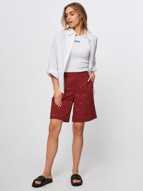 Ontdek de Barth katoenen short met studs van Roseanna in de kleur steenrood bij Orangebag. Op werkdagen voor 21:45 besteld, morgen in huis.