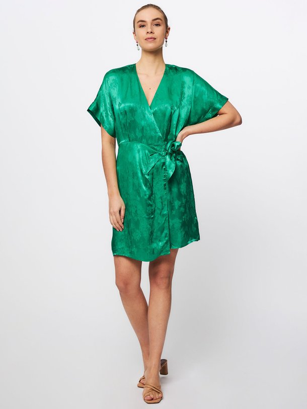 Ontdek de Lois viscose overslag jurk met dessin van Frnch in de kleur groen bij Orangebag. Op werkdagen voor 21:45 besteld, morgen in huis.
