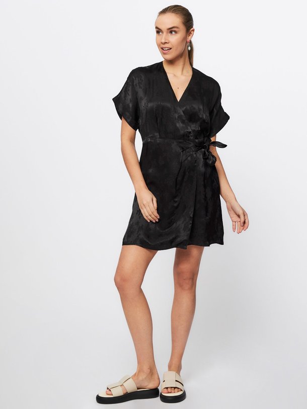 Ontdek de Lois viscose overslagjurk met dessin van Frnch in de kleur zwart bij Orangebag. Op werkdagen voor 21:45 besteld, morgen in huis.