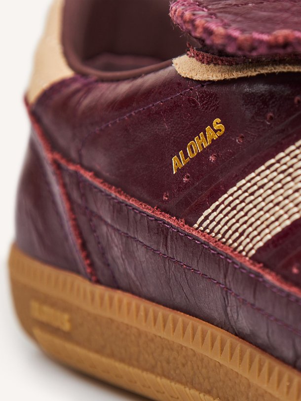 Ontdek de Tb.490 suède sneakers van Alohas in de kleur Bordeauxrood bij Orangebag. Op werkdagen voor 21:45 besteld, morgen in huis.