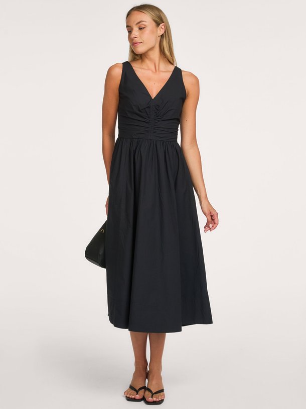 Ontdek de tijdloze Xirena Patrice Dress in klassiek zwart. Deze mouwloze katoenen jurk met V-hals en zwierige rok is perfect voor elke zomerse dag.