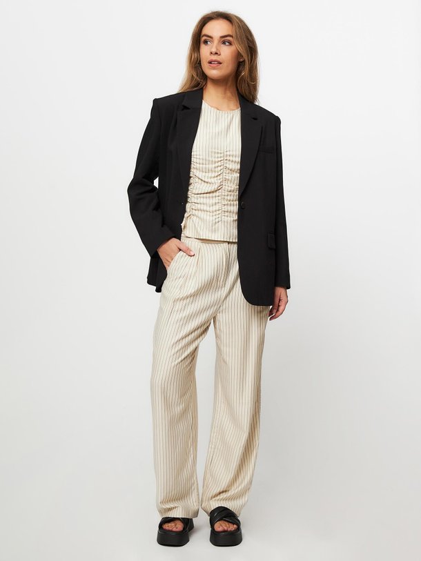 Ontdek de Isabel viscosemix broek met krijtstreep van Modstrom in de kleur zand bij Orangebag. Op werkdagen voor 21:45 besteld, morgen in huis.