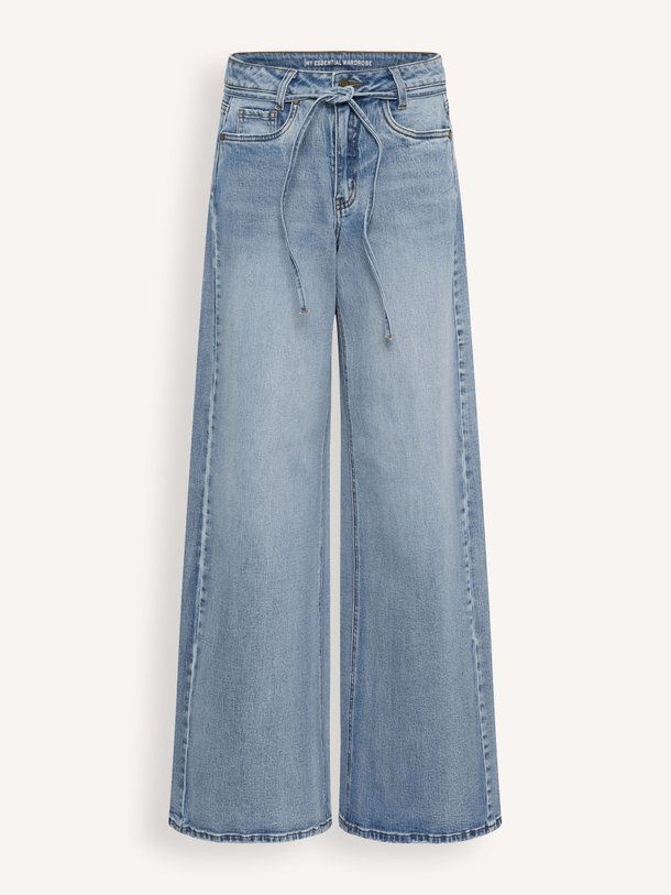 Ontdek de Karo mid waist wide leg stretch jeans van My Essential Wardrobe in de kleur Lichtblauw bij Orangebag. Op werkdagen voor 21:45 besteld, morgen in huis.