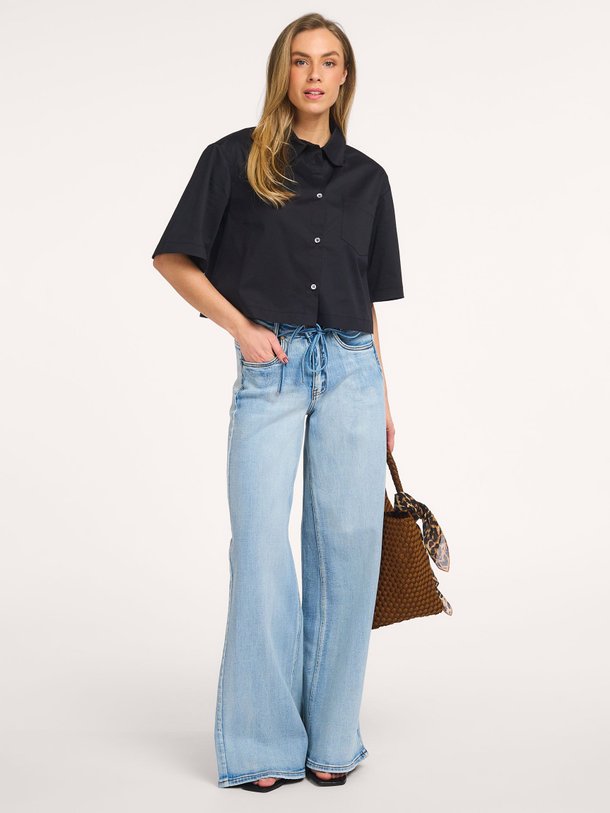 Ontdek de Karo mid waist wide leg stretch jeans van My Essential Wardrobe in de kleur Lichtblauw bij Orangebag. Op werkdagen voor 21:45 besteld, morgen in huis.