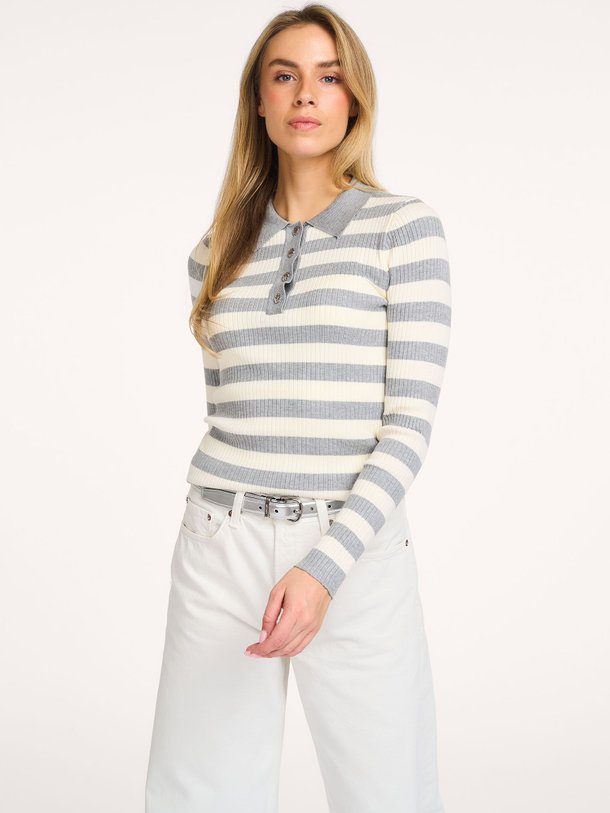 Ontdek de Bonny viscosemix gestreepte polo top van Co'Couture in de kleur Lichtgrijs bij Orangebag. Op werkdagen voor 21:45 besteld, morgen in huis.