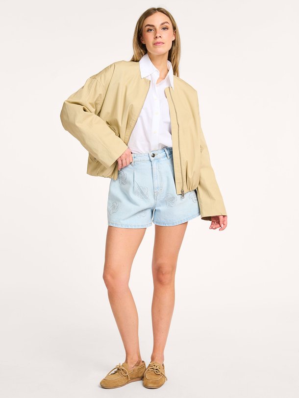 Ontdek de Jane katoenen jack van Alter Ego in de kleur zand bij Orangebag. Op werkdagen voor 21:45 besteld, morgen in huis.