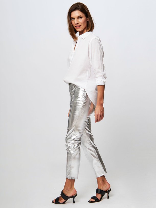 Ontdek de Halo leatherlook straight fit broek van Alchemist in de kleur zilverkleur bij Orangebag. Op werkdagen voor 21:45 besteld, morgen in huis.