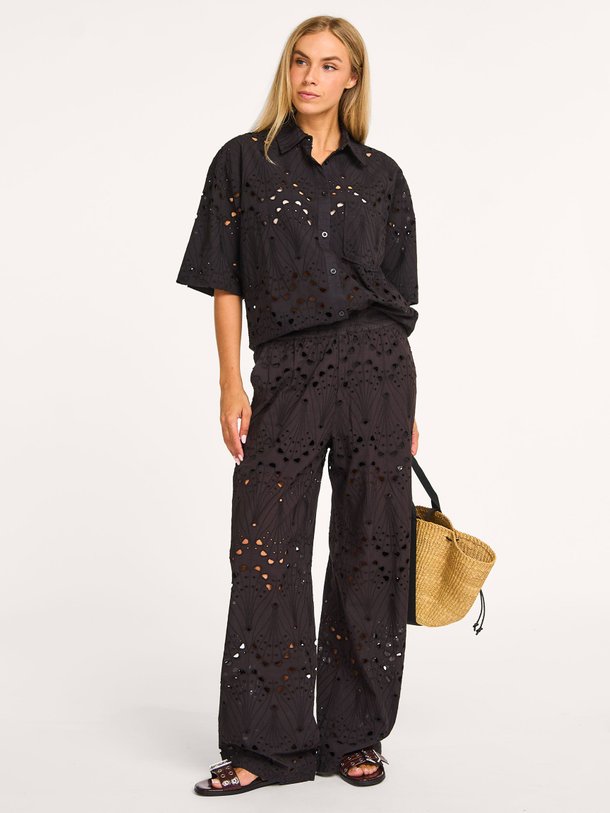 Ontdek de Baylor katoenen broderie broek van Gestuz in de kleur zwart bij Orangebag. Op werkdagen voor 21:45 besteld, morgen in huis.